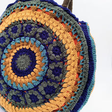 Cargar imagen en el visor de la galería, Bolso redondo de colores de crochet en lana acrílica. Dos asas cortas y otra larga de lana trenzada, de LaNievina.