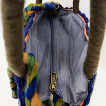 Cargar imagen en el visor de la galería, Bolso redondo de colores de crochet en lana acrílica. Dos asas cortas y otra larga de lana trenzada, de LaNievina. Cierra con cremallera