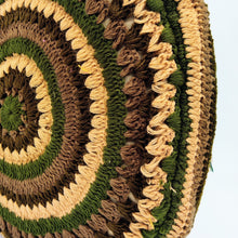 Cargar imagen en el visor de la galería, Bolso redondo de colores de crochet en lana acrílica. Dos asas cortas y otra larga de lana trenzada, de LaNievina. Detalle del crochet