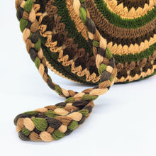 Cargar imagen en el visor de la galería, Bolso redondo de colores de crochet en lana acrílica. Dos asas cortas y otra larga de lana trenzada, de LaNievina. Tonos tierra y verde, detalle del asa trenzada