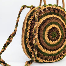 Cargar imagen en el visor de la galería, Bolso redondo de colores de crochet en lana acrílica. Dos asas cortas y otra larga de lana trenzada, de LaNievina. Tonos tierra. Detalle del asa trenzada