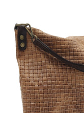 Cargar imagen en el visor de la galería, Bolso shopper marrón piel efecto trenzado detalle