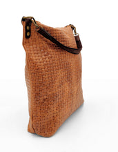 Cargar imagen en el visor de la galería, Bolso shopper marrón piel efecto trenzado vista lateral