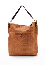 Cargar imagen en el visor de la galería, Bolso shopper marrón piel efecto trenzado trasera