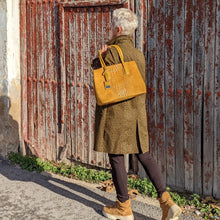 Cargar imagen en el visor de la galerÃa, Bolso de hombro duo texturas, ante y piel de coco modelo