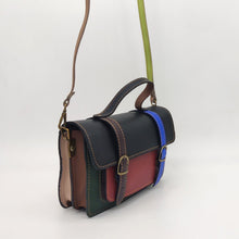 Cargar imagen en el visor de la galería, Bolso Satchel de piel de colores OSLO de LaNievina. Multicolor, cerrado con clips y varios compartimentos. Asa corta para mano y larga para bandolera. Asa bandolera