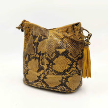 Cargar imagen en el visor de la galería, Bolso de hombro en piel de vacuno efecto serpiente
