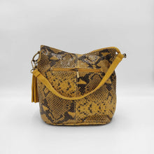 Cargar imagen en el visor de la galería, Bolso de hombro en piel de vacuno efecto serpiente
