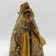 Cargar imagen en el visor de la galería, Bolso de hombro en piel de vacuno efecto serpiente
