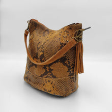 Cargar imagen en el visor de la galería, Bolso de hombro en piel de vacuno efecto serpiente
