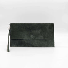 Cargar imagen en el visor de la galería, Bolso clutch o Cartera de mano de ante. Cierra con cremallera y solapa con clip imantado. Correa de mano extraíble y correa adicional para llevar como bandolera.  Color verde botella. Frontal 
