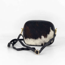 Cargar imagen en el visor de la galería, Bolso bandolera rectangular, de tamaño mediano pequeño, piel de potro frontal, trasera de piel negra con bolsillo con cremallera, de LaNievina.
