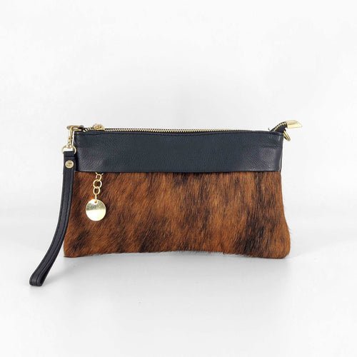 Bolso de mano tipo wrislet dúo texturas, pelo y piel potro marrón en LaNievina