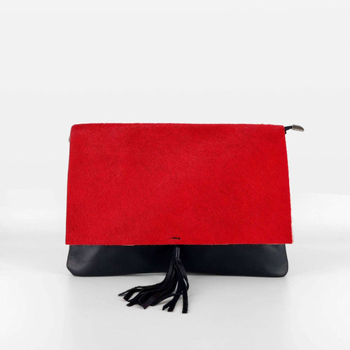 Bolso flap en piel vacuno con solapa de pelo rojo