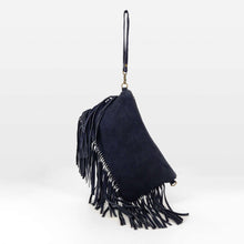 Cargar imagen en el visor de la galería, Bolso de ante azul con flecos colgada
