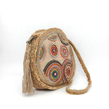 Cargar imagen en el visor de la galería, Bolso bandolera de yute con abalorios de adorno frontal, diseño círculos, ladeada

