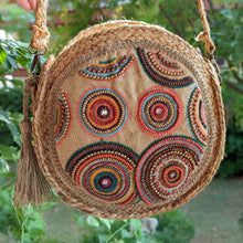 Cargar imagen en el visor de la galería, Bolso bandolera de yute con abalorios de adorno frontal, diseño círculos, de LaNievina
