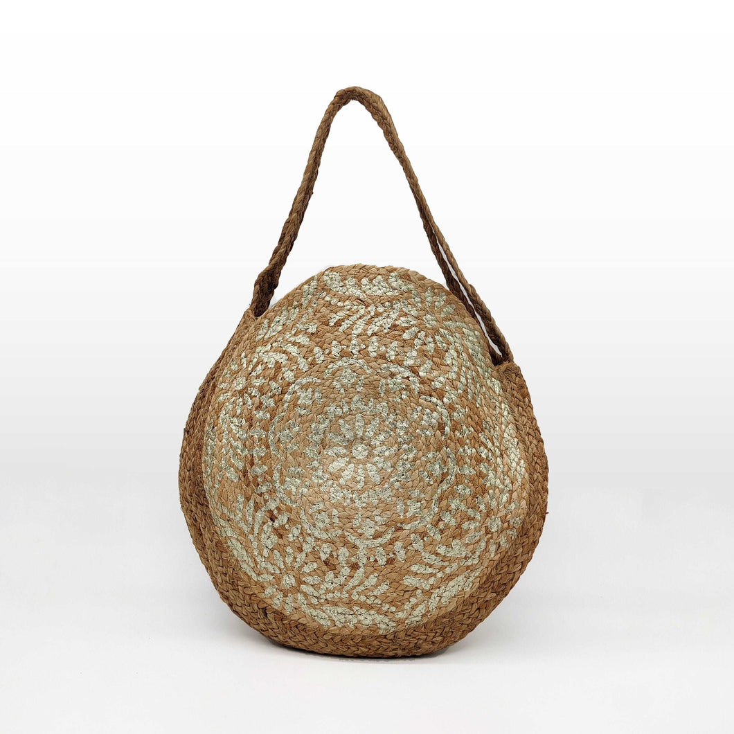 Bolso de yute redondo, con dibujos tipo mandala en color dorado. Cierra con clip imantado. Ideal para piscina o playa por su gran capacidad. Doble asa para hombro. No forrado. Yute 100%, de LaNievina
