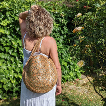 Cargar imagen en el visor de la galería, Bolso de yute redondo, con dibujos tipo mandala en color dorado. Cierra con clip imantado. Ideal para piscina o playa por su gran capacidad. Doble asa para hombro. No forrado. Yute 100%, de LaNievina
