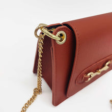 Cargar imagen en el visor de la galería, Bolso de piel con cadena Géminis, de LaNievina, con adorno metálico en el frontal y asa de cadena con hombrera, detalles dorados
