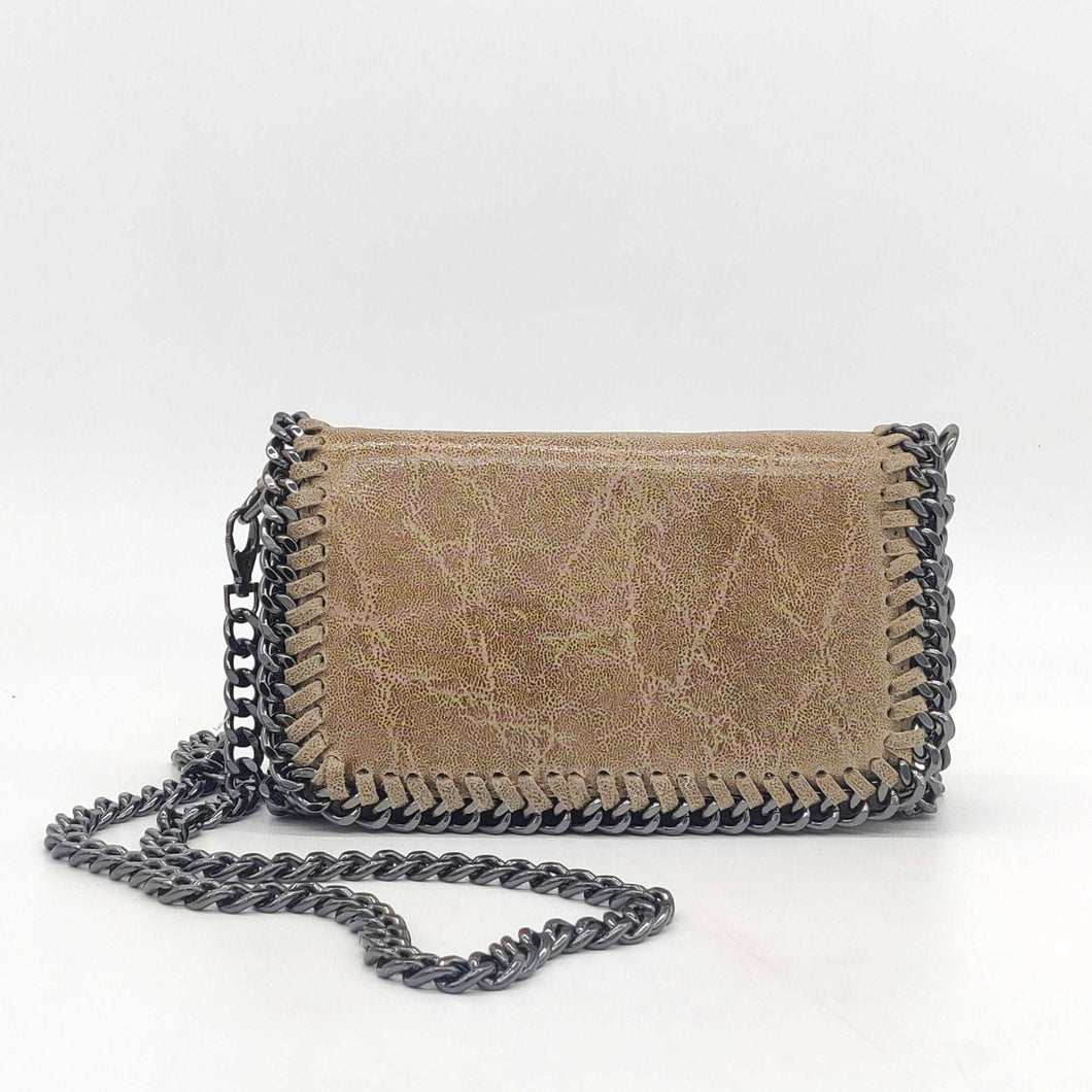 Bolso de piel de LaNievina, piel aspecto envejecido, con cadenas que adornan los bordes. Cierre clip y cremallera. Llevar cruzado o colgado al hombro, con asa larga de cadena. Color topo. Vista lateral