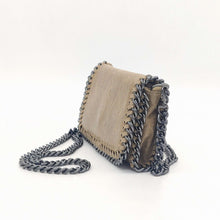 Cargar imagen en el visor de la galería, Bolso de piel de LaNievina, piel aspecto envejecido, con cadenas que adornan los bordes. Cierre clip y cremallera. Llevar cruzado o colgado al hombro, con asa larga de cadena. Color topo. Vista lateral
