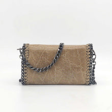 Cargar imagen en el visor de la galería, Bolso de piel de LaNievina, piel aspecto envejecido, con cadenas que adornan los bordes. Cierre clip y cremallera. Llevar cruzado o colgado al hombro, con asa larga de cadena. Color topo. Vista Trasera
