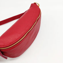 Cargar imagen en el visor de la galería, Bolso tipo riñonera de piel lisa. Cierra con cremallera. Asa larga de piel ajustable. Interior forrado textil, con bolsillo cerrado con cremallera. Tamaño mediano. La Nievina. Vista superior
