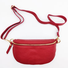 Cargar imagen en el visor de la galería, Bolso tipo riñonera de piel lisa. Cierra con cremallera. Asa larga de piel ajustable. Interior forrado textil, con bolsillo cerrado con cremallera. Tamaño mediano. La Nievina.  Vista con correa
