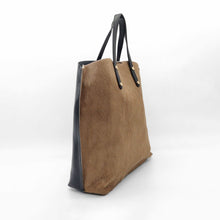 Cargar imagen en el visor de la galería, Bolso maxi shopper de piel de potro semirrígida, color beige ladeado, de LaNievina
