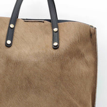 Cargar imagen en el visor de la galería, Bolso maxi shopper de piel de potro semirrígida, color beige, detalle piel,de LaNievina
