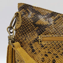 Cargar imagen en el visor de la galería, Bolso de hombro en piel de vacuno efecto serpiente
