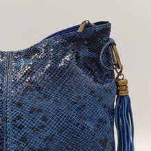 Cargar imagen en el visor de la galería, Bolso de hombro en piel de vacuno efecto serpiente
