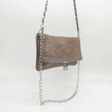Cargar imagen en el visor de la galería, Bolso flap de piel escamas con doble cadena
