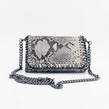 Cargar imagen en el visor de la galería, Bolso de piel con Cadenas
