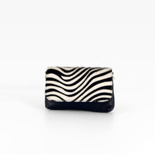 Cargar imagen en el visor de la galería, Bolso mini de piel vacuno con solapa de pelo animal print cebra sin asa, en LaNievina
