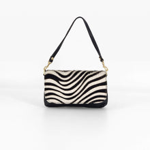 Cargar imagen en el visor de la galería, Bolso mini de piel vacuno con solapa de pelo animal print cebra en LaNievina
