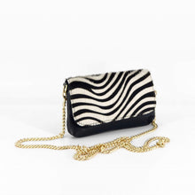 Cargar imagen en el visor de la galería, Bolso mini de piel vacuno con solapa de pelo animal print cebra con asa cadena dorada, en LaNievina
