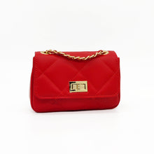 Cargar imagen en el visor de la galería, Bolso de piel acolchado rombos, color rojo de LaNievina, frontalBolso acolchado de piel en color rojo. Solapa con cierre giratorio metálico dorado. Asa larga de cadena dorada y piel. Interior forrado en tela, con bolsillo cerrado con cremallera. LaNievina. Vista frontal
