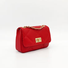 Cargar imagen en el visor de la galería, Bolso de piel acolchado rombos, color rojo de LaNievina, cierre metálicoBolso acolchado de piel en color rojo. Solapa con cierre giratorio metálico dorado. Asa larga de cadena dorada y piel. Interior forrado en tela, con bolsillo cerrado con cremallera. LaNievina. Vista lateral
