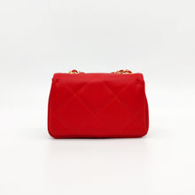 Cargar imagen en el visor de la galería, Bolso de piel acolchado rombos, color rojo de LaNievina, traseraBolso acolchado de piel en color rojo. Solapa con cierre giratorio metálico dorado. Asa larga de cadena dorada y piel. Interior forrado en tela, con bolsillo cerrado con cremallera. LaNievina. Vista trasera
