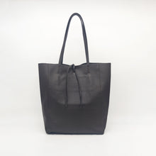 Cargar imagen en el visor de la galería, Bolso tote de piel lisa, tamaño maxi, con dos asas para llevar al hombro, brazo o mano. Cierra con atador, bolsillo interior con cremallera, de La Nievina, color chocolate.
