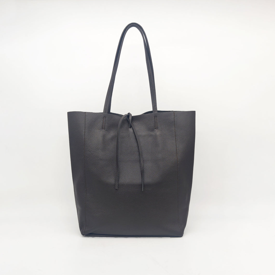 Bolso tote de piel lisa, tamaño maxi, con dos asas para llevar al hombro, brazo o mano. Cierra con atador, bolsillo interior con cremallera, de La Nievina, color chocolate.