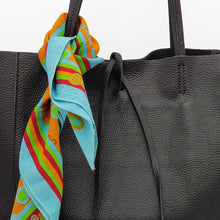 Cargar imagen en el visor de la galería, Bolso tote de piel lisa, tamaño maxi, con dos asas para llevar al hombro, brazo o mano. Cierra con atador, bolsillo interior con cremallera, de La Nievina, detalle de la piel
