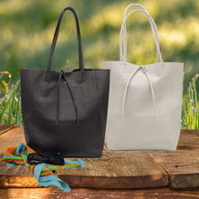 Cargar imagen en el visor de la galería, Bolso tote de piel lisa, tamaño maxi, con dos asas para llevar al hombro, brazo o mano. Cierra con atador, bolsillo interior con cremallera, de La Nievina, disponible en color hueso y chocolate.
